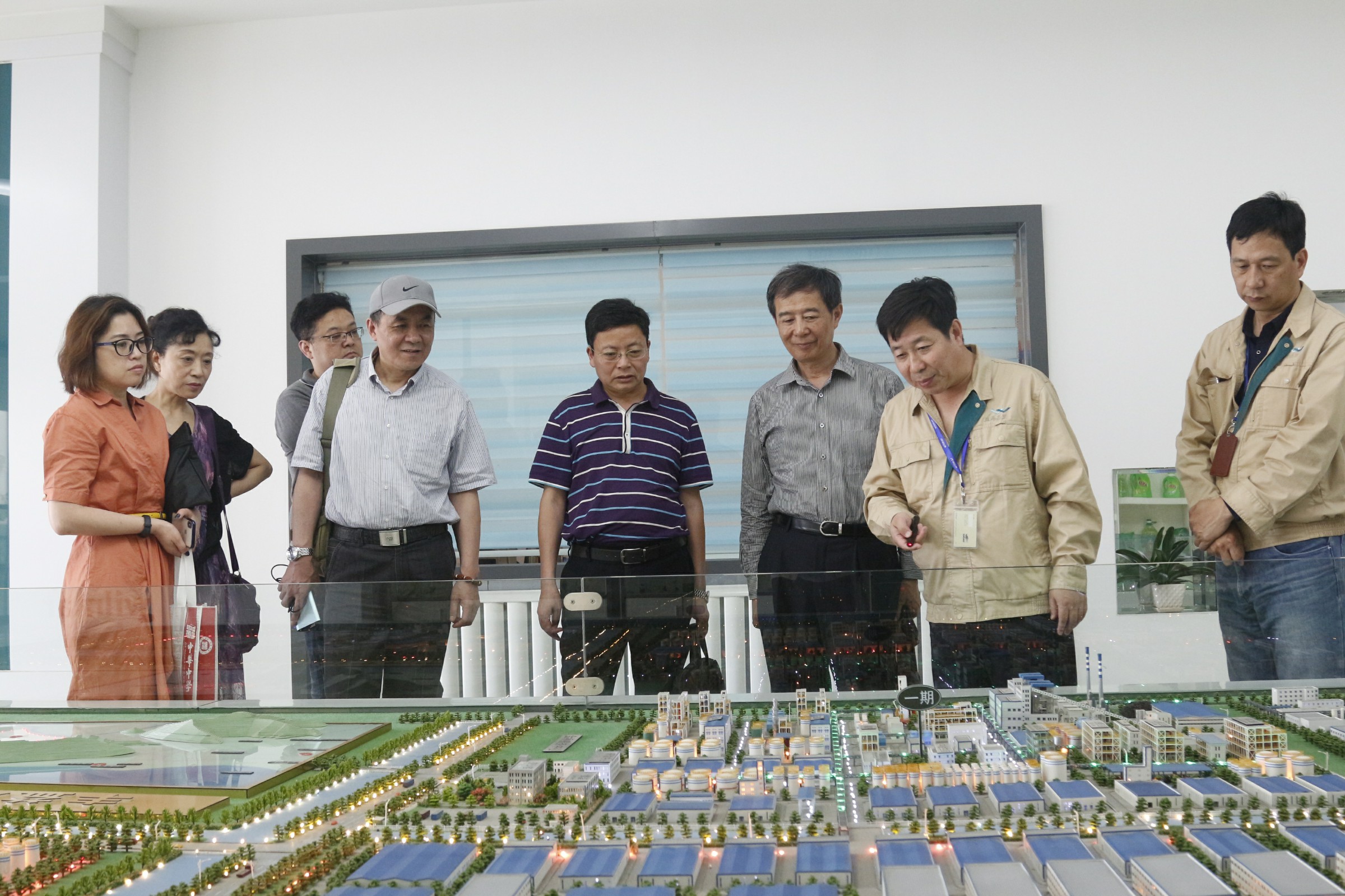 3-省外资协会谢会长调研组考察丰益_0826.jpg